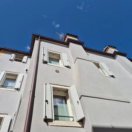 Iris House Apartment *