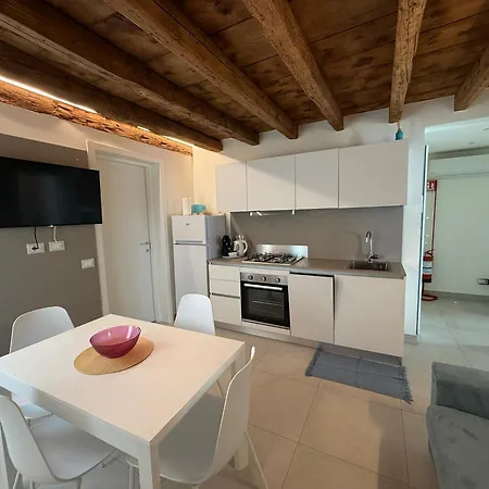 Iris House Apartment *
