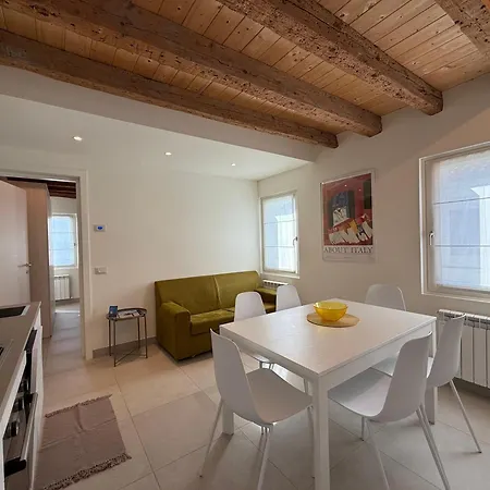Iris House Apartment