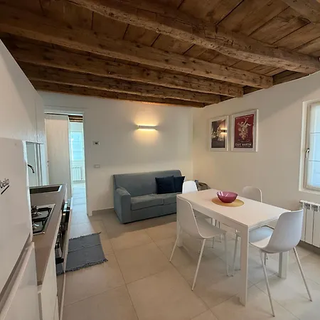 Iris House Apartment *