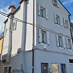 Iris House Apartment *